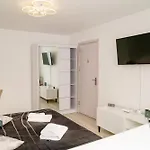 Studio Lounge *